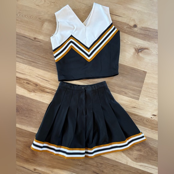 Cheerleader Uniform great for Halloween - Picture 3 of 7